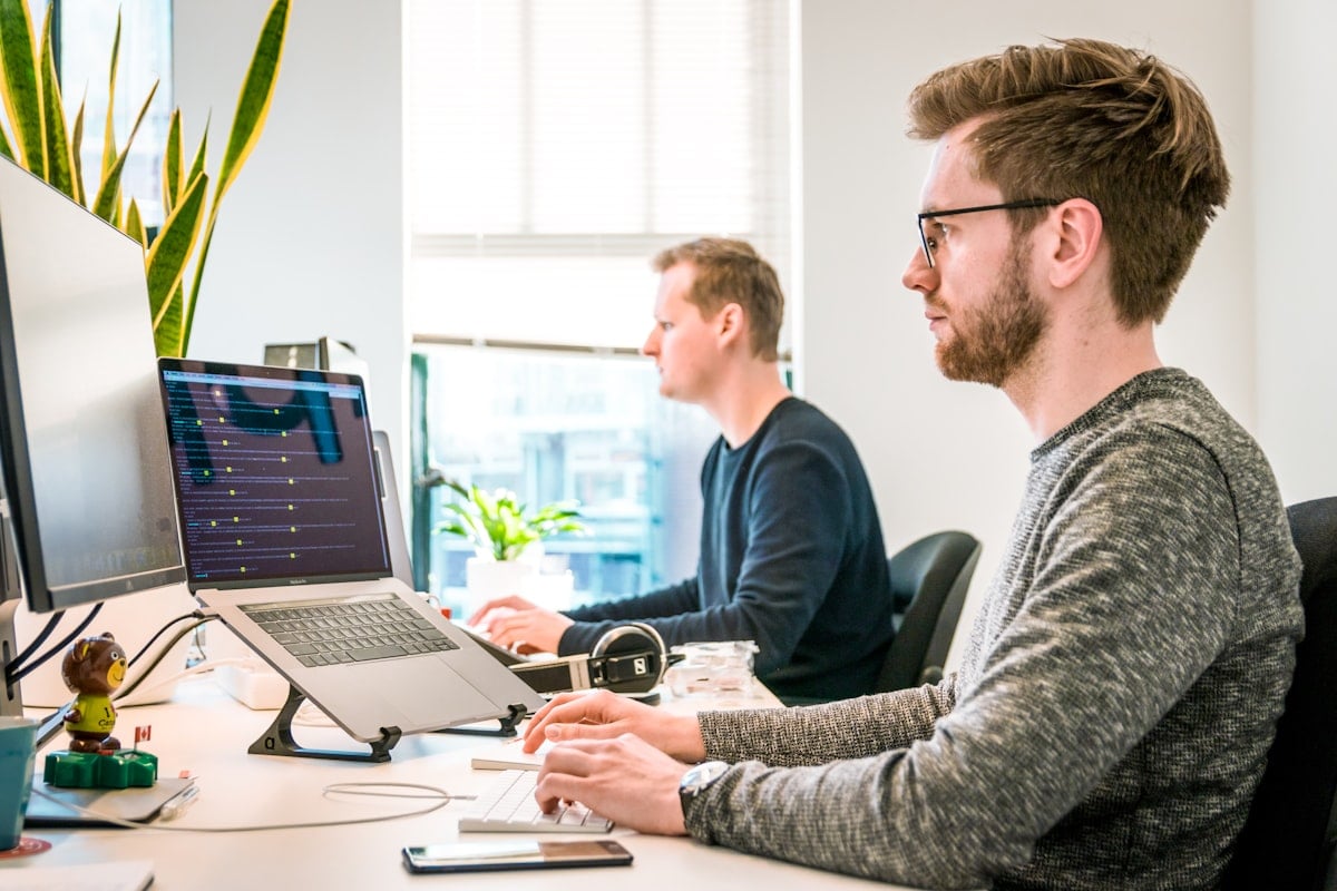 Managed Services: Warum IT-Outsourcing sich für KMU lohnt