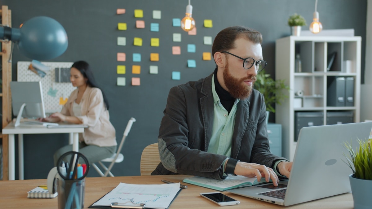 Moderner digitaler Arbeitsplatz